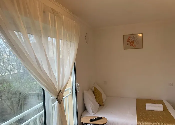 Charming With Balneo Shower, Parking Included Lejlighed